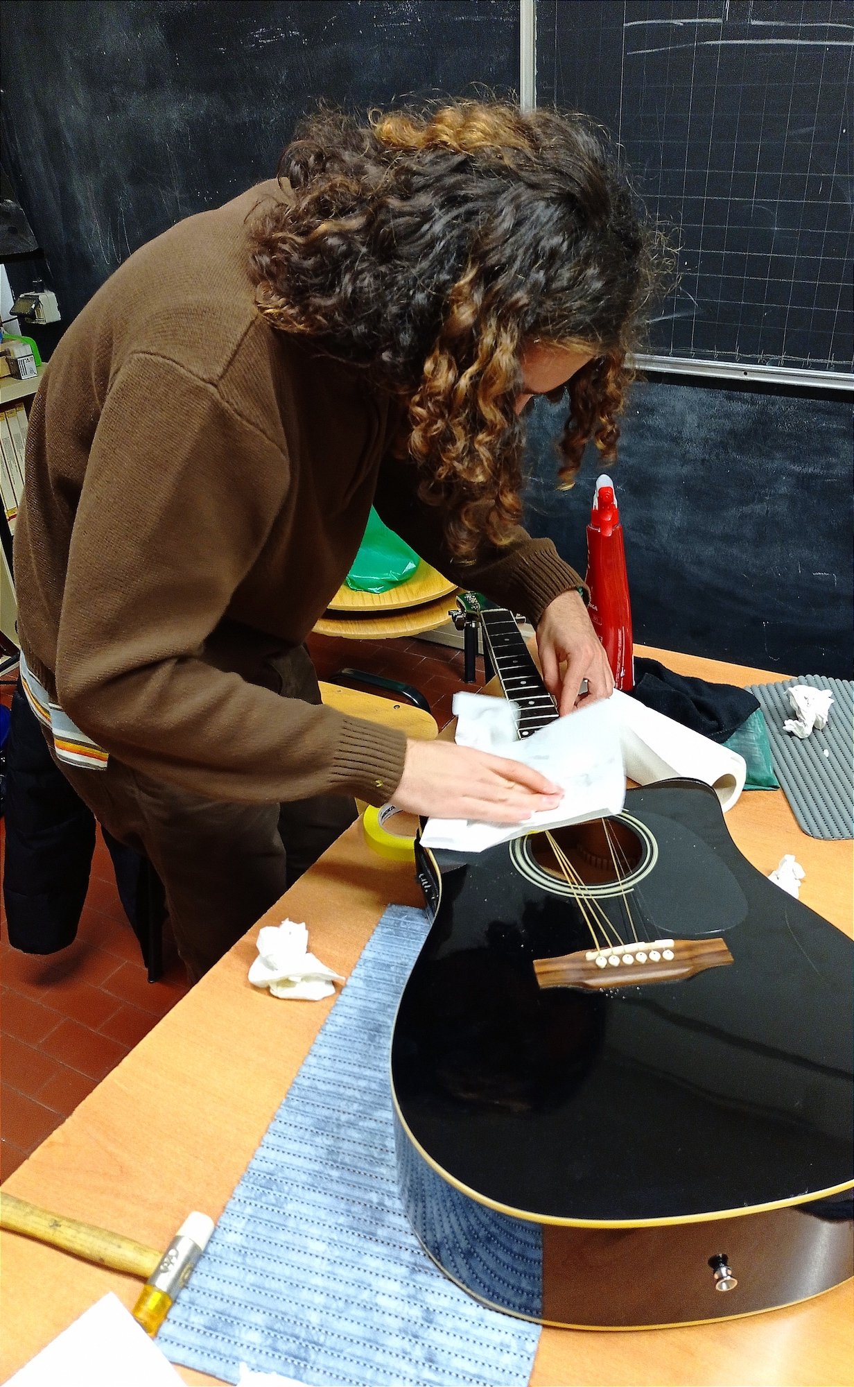 Come fare manutenzione di una chitarra acustica correttamente - Suona.net